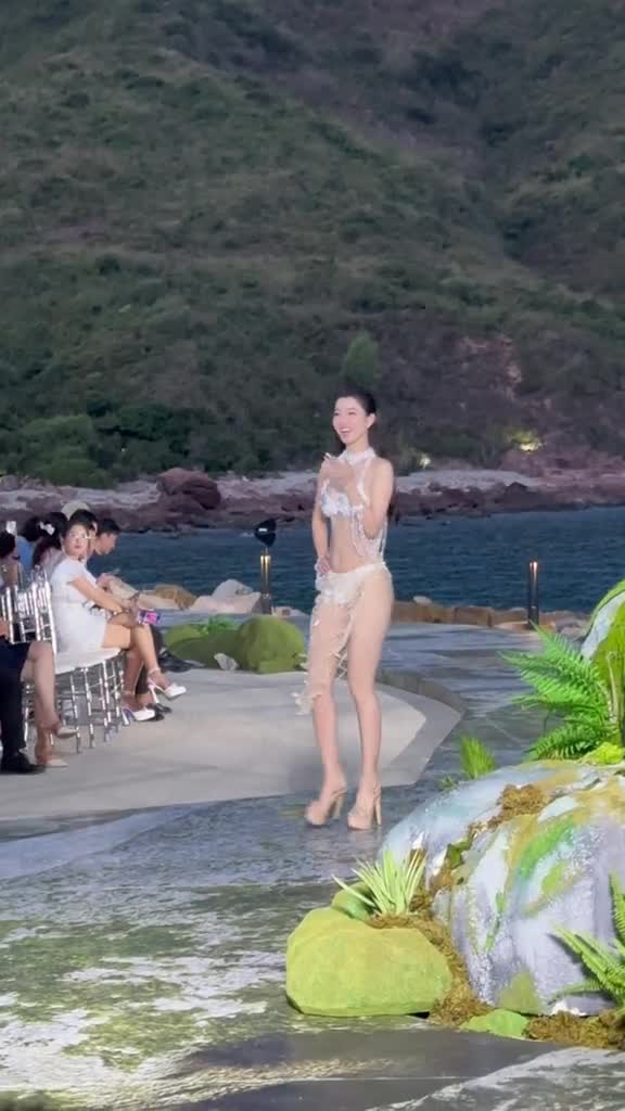 ca-nha-cung-xem-fancam-phan-trinh-dien-bikini-cua-nhi-nhe-1689562730.mp4
