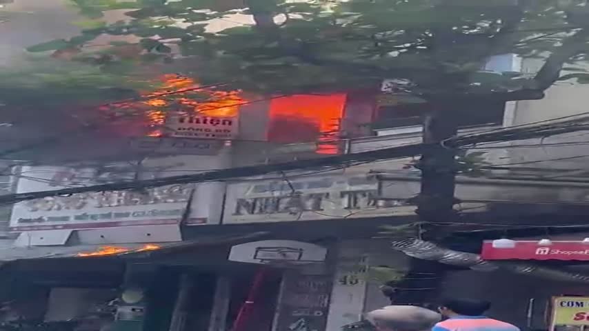 chay-lon-giua-trung-tam-da-nang-mp4-1666235285-width480height854-480p-1666247522.mp4