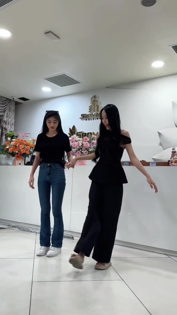 chi-at-ngoc-hang-noi-nhay-trend-nay-hot-thay-cung-chuyen-nghiep-qua-ne-huynhminhkien-ahauminhkien-missworldvietnam-missworldvietnam2023-1698585016.mp4