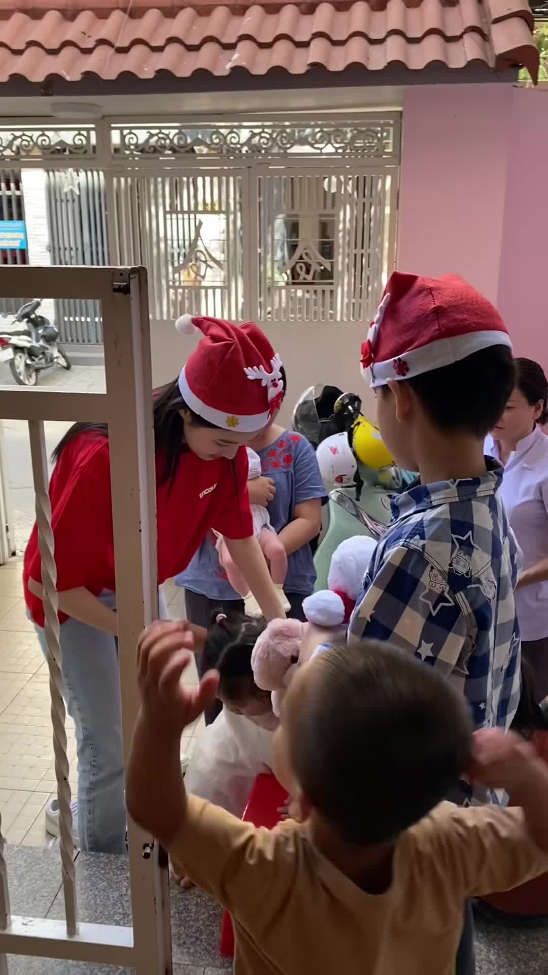 chuc-ca-nha-mot-mua-giang-sinh-an-lanh-va-hanh-phuc-nguyenphuongnhi-xmas2023-ahauphuongnhi-senvang-missworldvietnam-1703479844.mp4