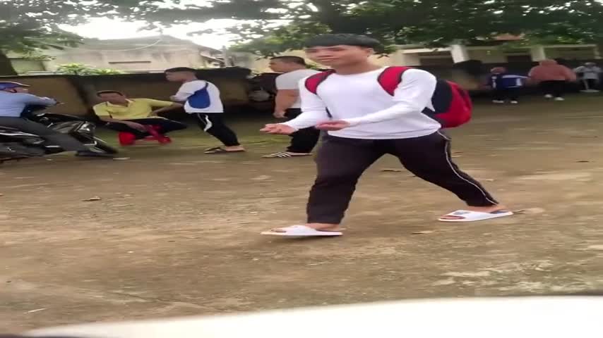 clip-thay-giao-dung-thuoc-go-va-mu-bao-hiem-danh-hoc-sinh-480p-1662708822.mp4