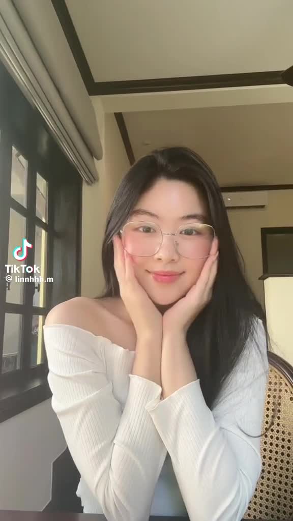 con-gai-quyen-linh-khoe-nhan-sac-kiem-son-phan-van-xinh-nuc-no-net-nhe-nhang-khien-nhieu-nguoi-me-man-1703233514.mp4