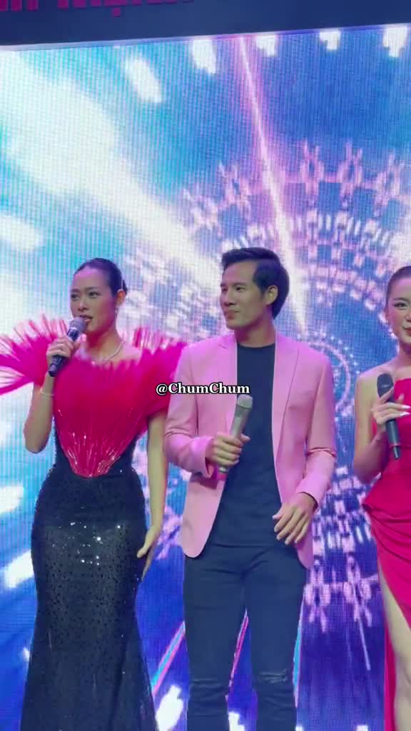 dan-dien-vien-lat-mat-6-tam-ve-dinh-menh-khoe-giong-hat-tang-khan-gia-ha-noi-1682560839.mp4