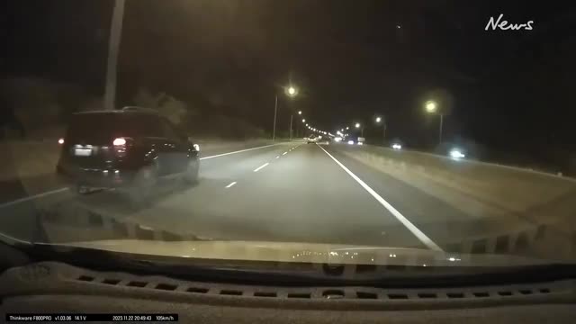 dashcam-captures-meteor-near-highway-in-western-australia-newscomau-australias-leading-news-site-1704439583.mp4