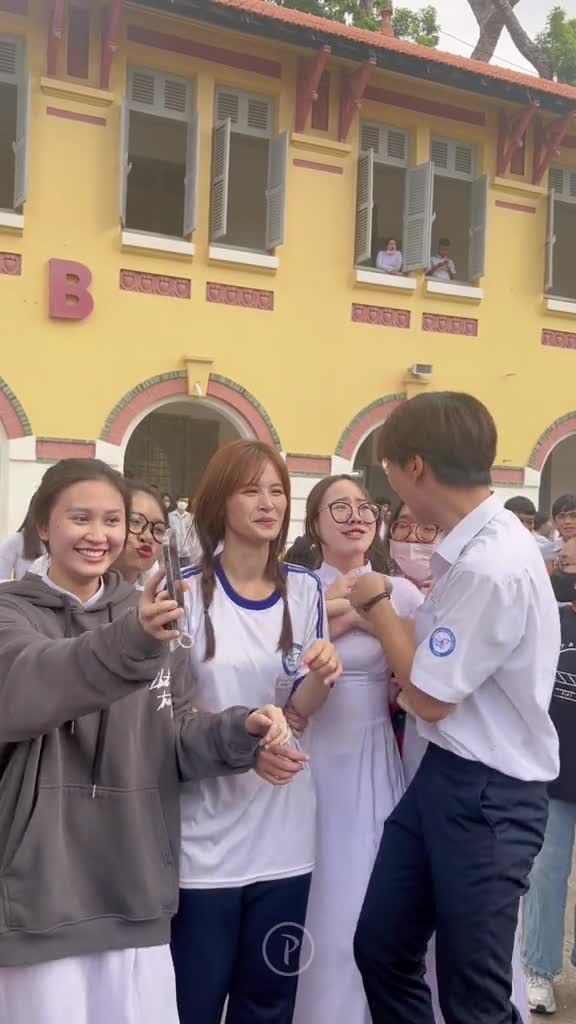 dong-nhi-quay-tro-lai-truong-cap-3-trong-dong-phuc-the-duc-1684295037.mp4
