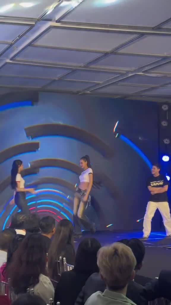 fancam-man-bieu-dien-ngay-hom-nay-cua-nhi-ne-1685410558.mp4