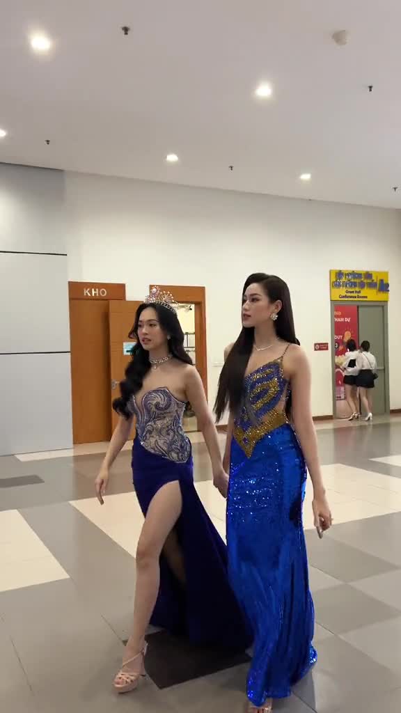 hai-chi-em-tui-dat-nhau-ve-truong-xem-neu-glamour-trinh-thuy-linh-1686651908.mp4
