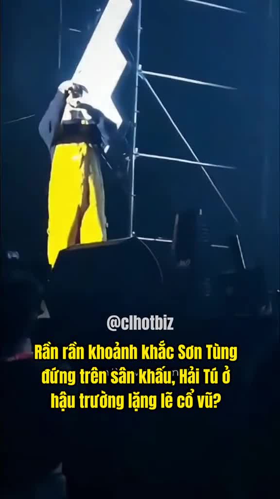 hai-tu-bi-bat-gap-nguy-trang-kin-mit-len-son-tung-bieu-dien-1701333366.mp4