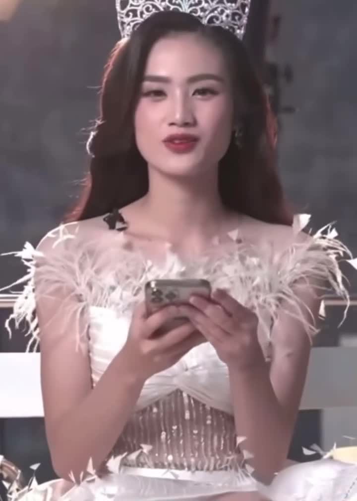 hoa-hau-y-nhi-khien-dan-tinh-phat-hoang-khi-hat-tieng-anh-1690886211.mp4