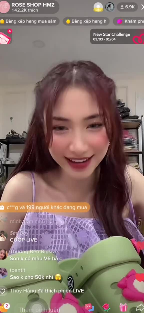 hoa-minzy-che-loi-thi-mau-ngay-tren-song-livestream-ban-hang-1680074957.mp4