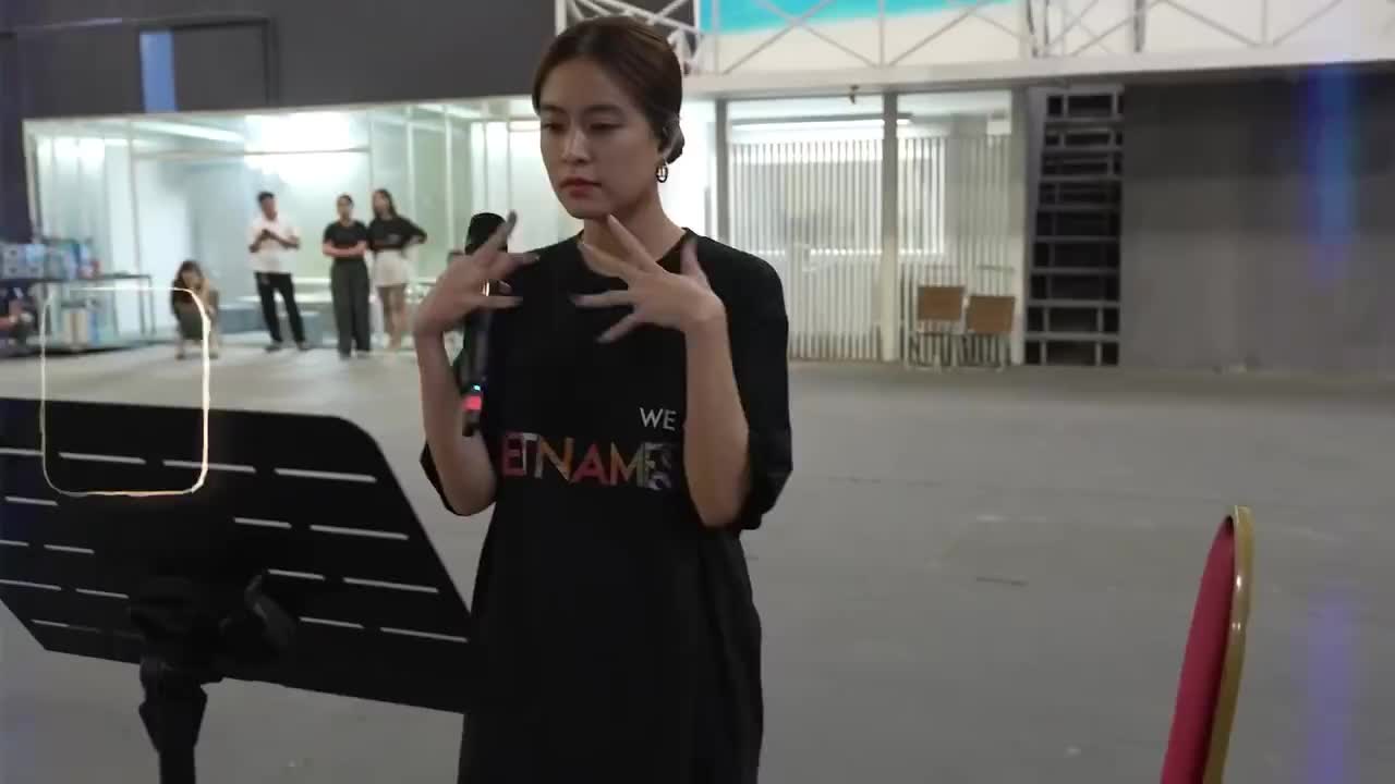 hoang-thuy-linh-khoe-giong-hat-live-tai-buoi-tong-duyet-cho-vietnamese-concert-1695372568.mp4