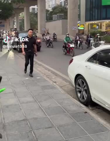 hong-dang-tren-pho-1703065174.mp4