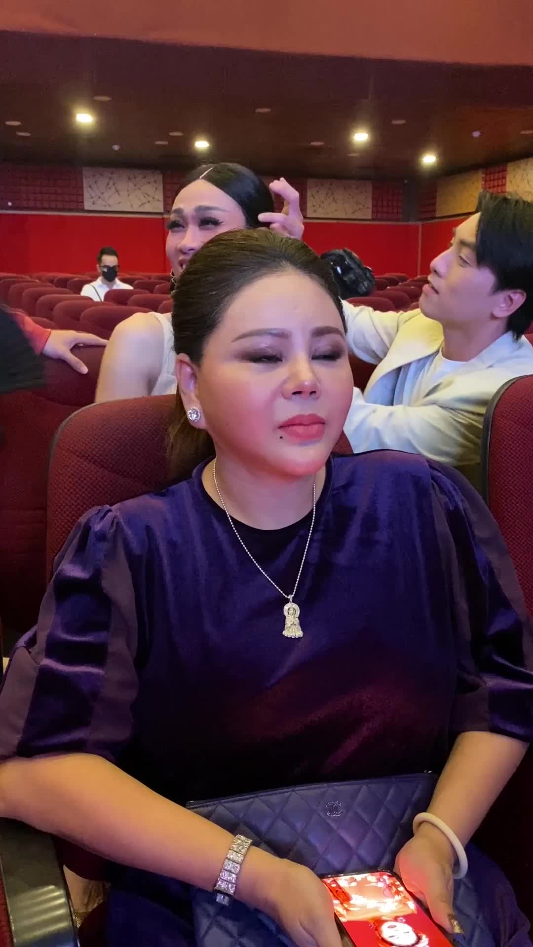 le-giang-hot-hoang-khi-nhac-den-tin-tran-thanh-dinh-phot-1682565147.mp4