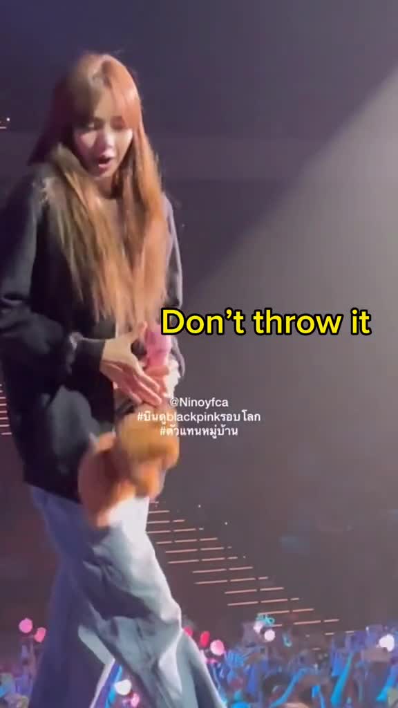 lisa-bi-chi-trich-vi-tu-choi-qua-fan-tang-to-ro-thai-do-kho-chiu-1685603593.mp4