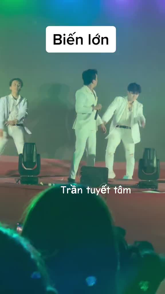 man-hinh-led-do-sap-xuong-cuu-thanh-vien-hkt-khi-dang-trinh-dien-1681619337.mp4