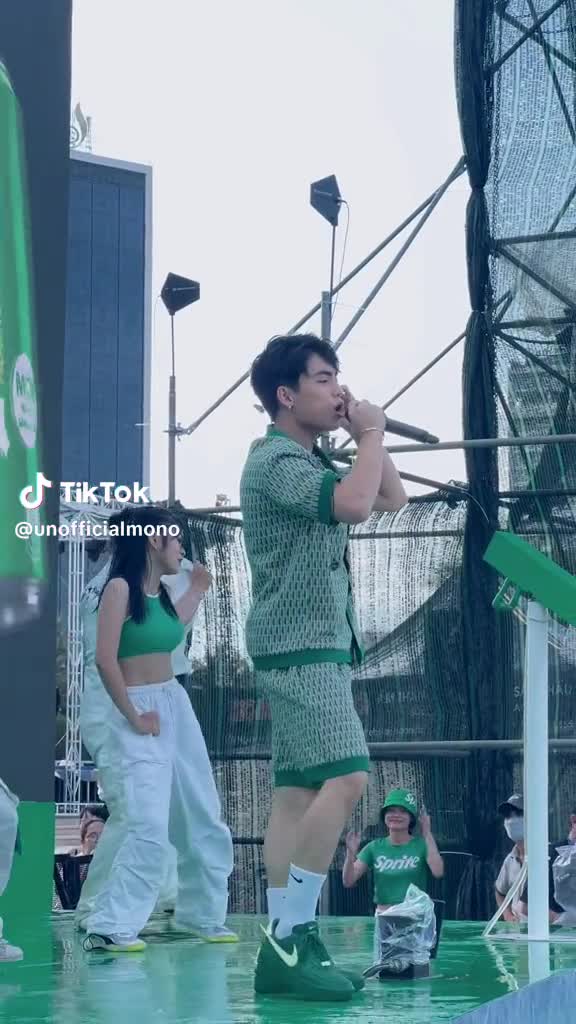 mono-xu-ly-kheo-leo-khi-suyt-gap-su-co-san-khau-1687251738.mp4