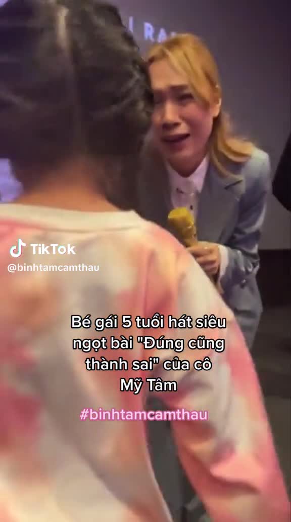 my-tam-duoc-fan-nhi-bay-to-tinh-cam-ngay-giua-chon-dong-nguoi-1681278852.mp4