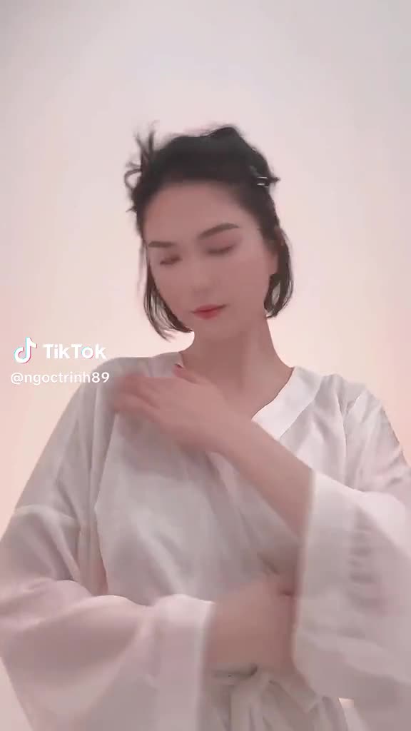 ngoc-trinh-khoe-vu-dao-flower-cua-jisoo-1682565190.mp4