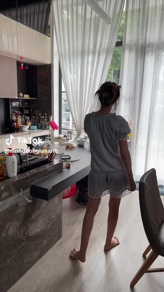 ninh-duong-lan-ngoc-bi-quay-len-hau-truong-tap-nhay-dan-mang-vo-mong-1684296197.mp4