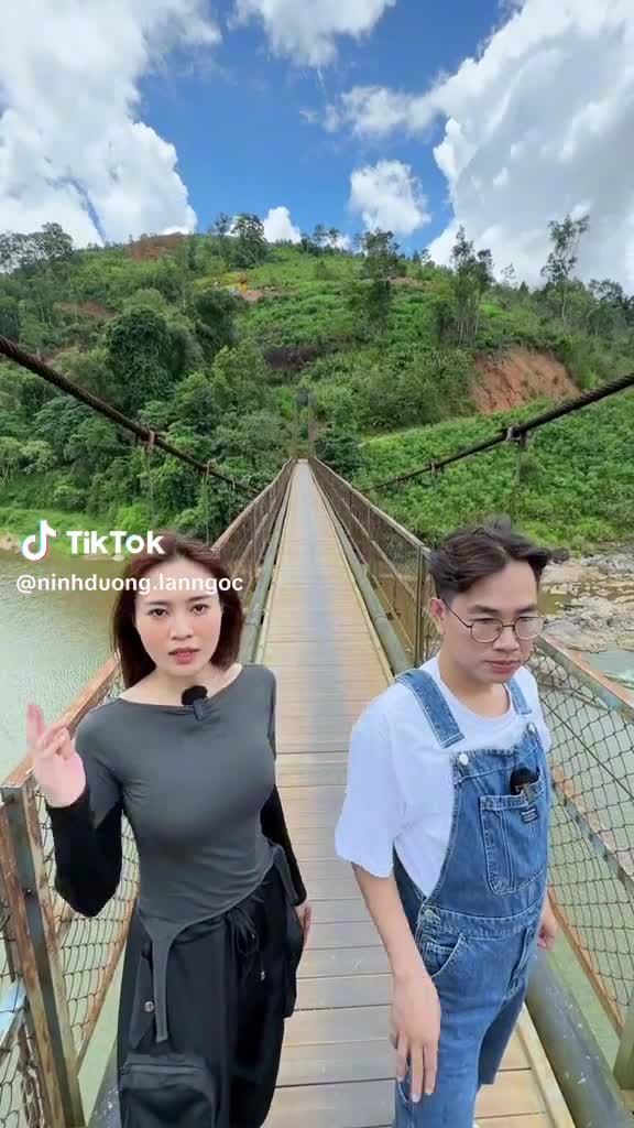 ninh-duong-lan-ngoc-nhay-mua-tung-bung-het-co-cung-mot-chang-trai-1688436880.mp4