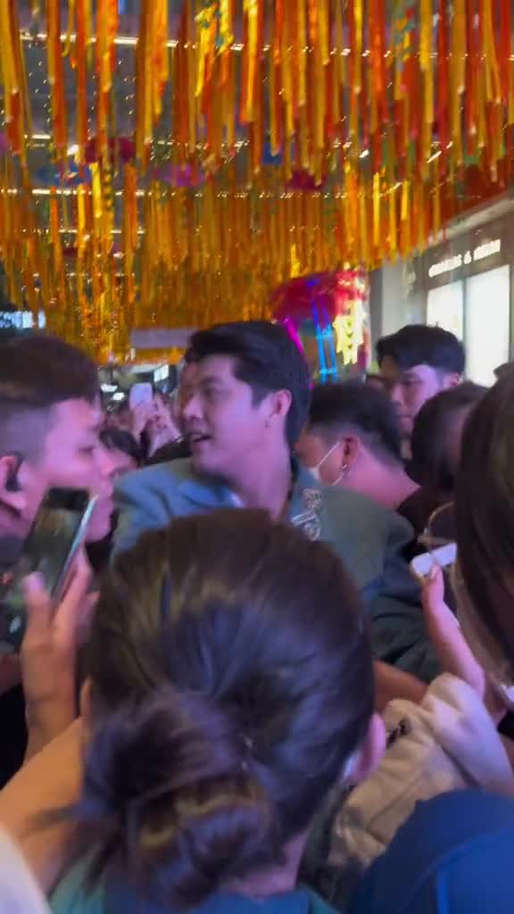 noo-phuoc-thinh-bi-quay-len-van-chuan-nam-than-phan-ung-cuc-hai-khi-duoc-yeu-cau-ki-ten-len-dien-thoai-1684224860.mp4