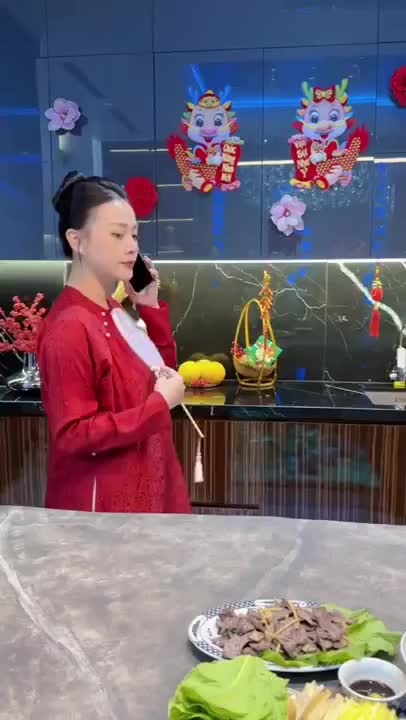 phuong-oanh-goi-dien-cho-chong-ma-khien-dan-tinh-phai-xuyt-xoa-khen-ngoi-su-kheo-leo-1706502025.mp4