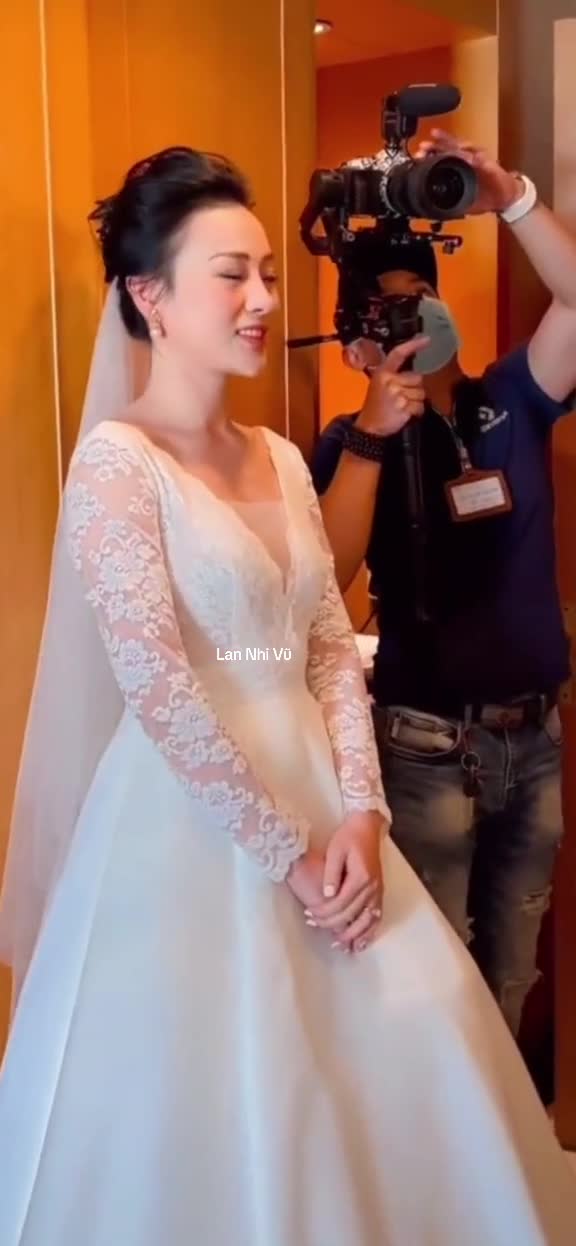 phuong-oanh-vay-cuoi-1690173499.mp4