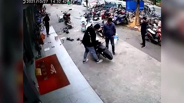pin-lithium-boc-chay-sau-khi-khach-hang-thao-no-ra-khoi-xe-tay-ga-o-trung-quoc-mua-ban-hoac-tai-len-noi-dung-video-voi-newsfl-1636529394.mp4