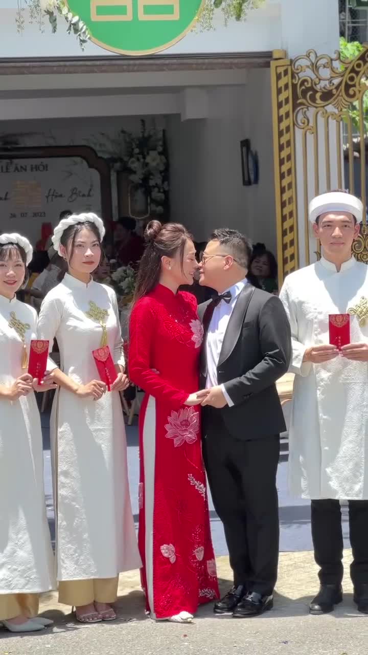 shark-binh-phuong-oanh-khoa-moi-cuc-ngot-tai-le-an-hoi-1690354109.mp4
