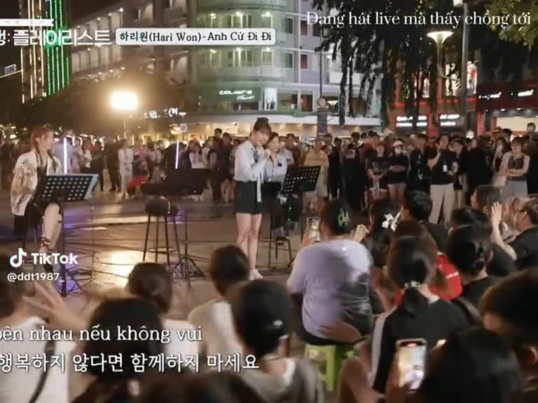tran-thanh-deo-khau-trang-hoa-vao-bien-nguoi-xem-hari-won-hat-1700193965.mp4