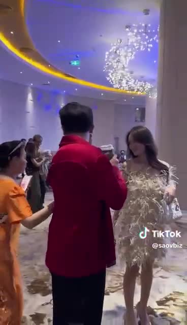 tran-thanh-gay-tranh-cai-vi-hanh-dong-hat-tay-khan-gia-1702970973.mp4