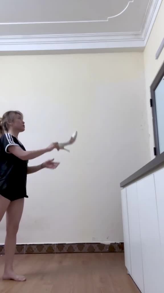 trend-nem-giay-quo-chan-1687313884.mp4