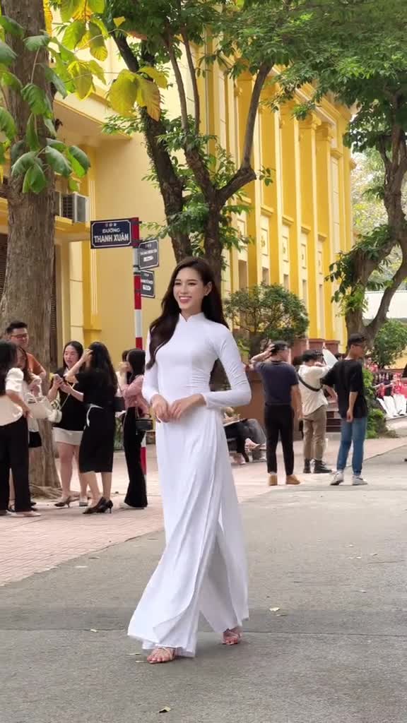 tu-hao-la-nguoi-con-gai-viet-duoc-mac-tren-minh-ta-ao-dai-trang-1683689905.mp4