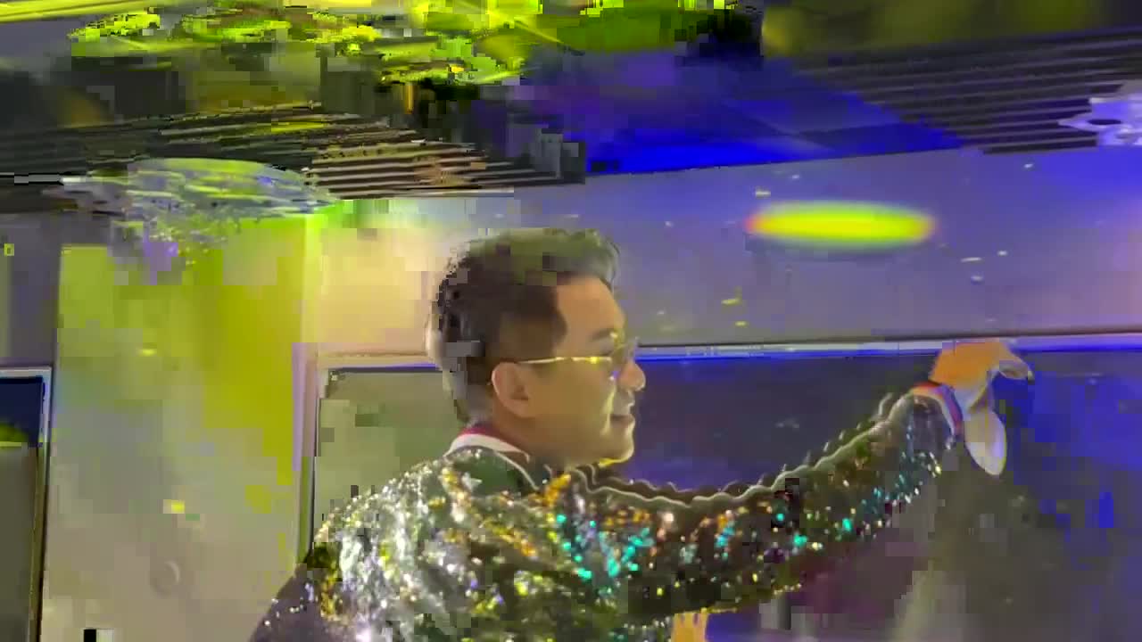 tuan-hung-nhat-noi-y-cua-khan-gia-nu-bo-quen-tren-san-khau-1681104503.mp4