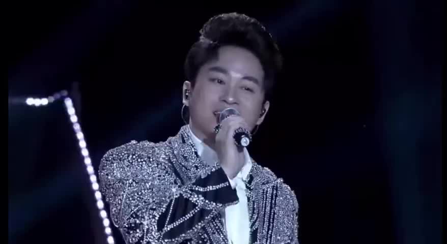 tung-duong-lan-dau-hat-hit-em-ho-tang-duy-tan-dan-tinh-treu-nay-la-ben-tren-tang-ozone-luon-roi-1683170410.mp4