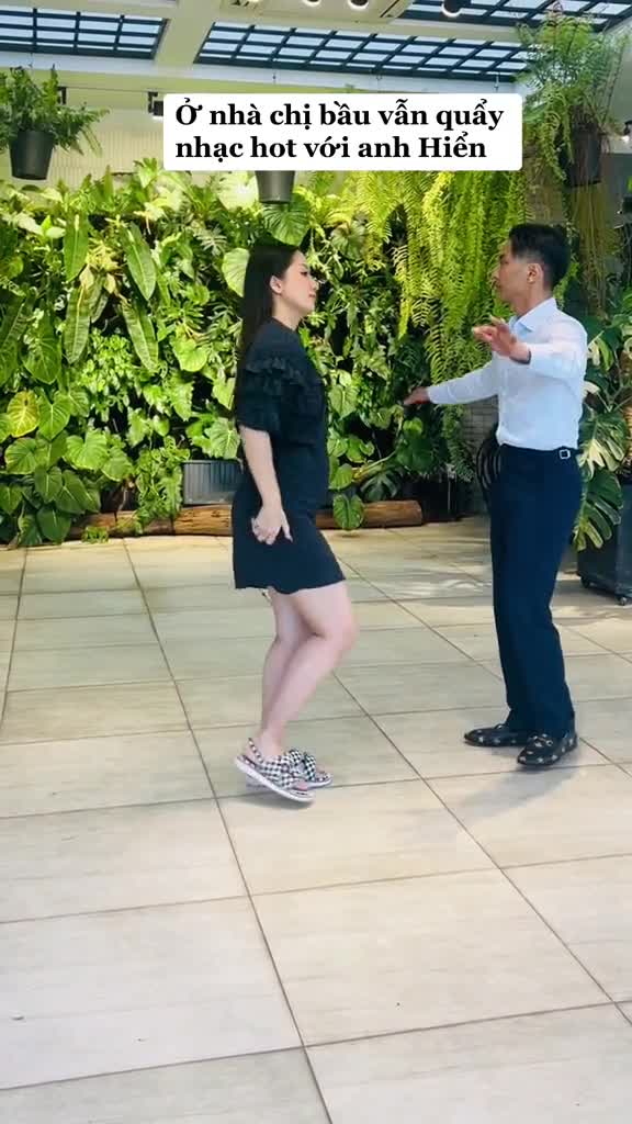 wwwtiktokcom-media-vu-dieu-bau-cua-chi-thi-o-nha-van-nhay-tung-bung-du-bau-gan-5-thang-roi-khanhthiphanhien-couple-dancesport-sontungmtp-makingmyway-1684394137.mp4