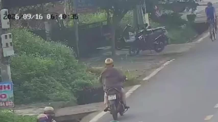 xe-may-di-nguoc-chieu-lao-vao-xe-dap-khien-ca-hai-nga-nhao-video-dien-dan-tay-nguyen-1789718347.mp4