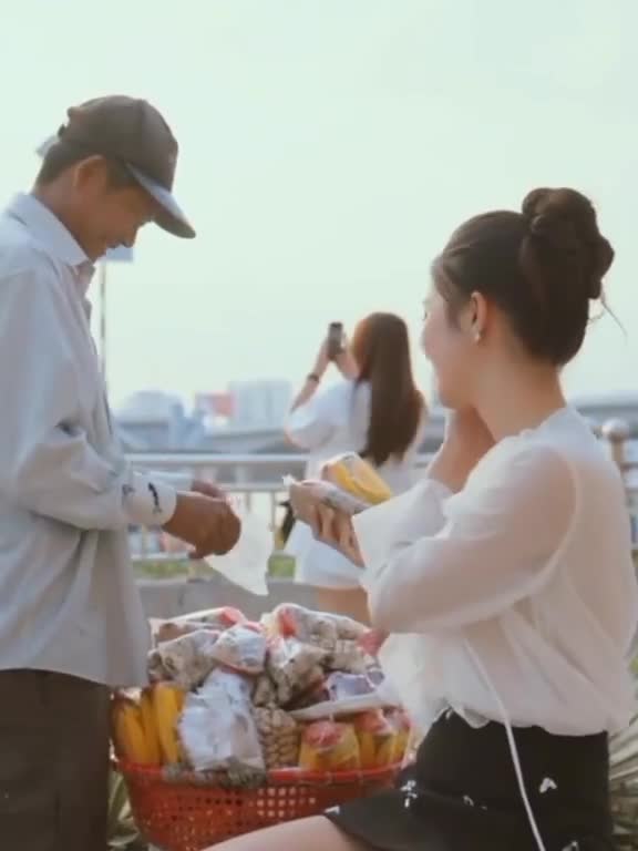 xon-xao-doan-phuong-nhi-noi-chuyen-voi-nguoi-qua-duong-loat-tinh-tiet-gay-chu-y-1697511872.mp4
