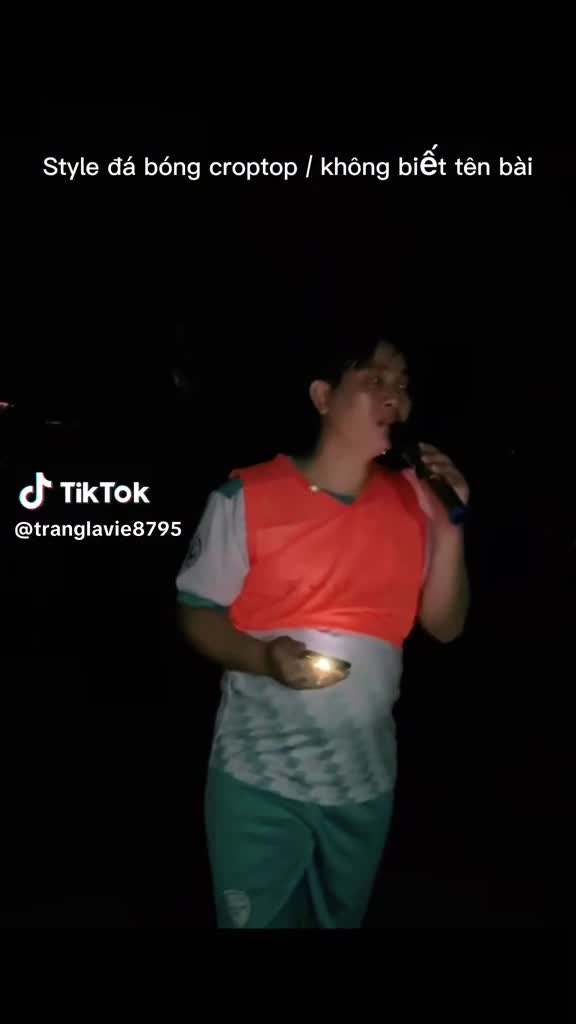 xuat-hien-clip-chang-trai-ngheu-ngao-hat-ho-giong-het-hoai-lam-1682579069.mp4