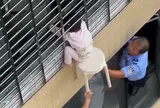 Mẹ ra ngoài mua thực phẩm, bé gái 3 tuổi mắc kẹt ngoài cửa sổ tầng 12, cảnh giải cứu khiến nhiều người thót tim