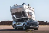 Toyota thả "tòa nhà di động" nặng 760kg từ độ cao 9m xuống xe điện Hilux BEV, kết quả khiến nhiều người bất ngờ