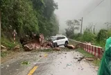 Clip: Tảng đá khổng lồ lao xuống đè trúng ô tô ở Sơn La