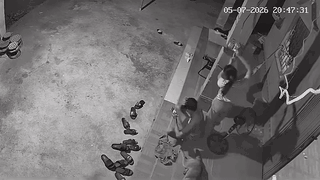 Vừa chạm vào ổ điện, người phụ nữ gặp điều bất ngờ, hốt hoảng bỏ chạy