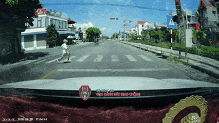 Học sinh vượt đèn đỏ gây va chạm: Dù đã được học tập pháp luật về ATGT, nhưng vẫn không tuân thủ