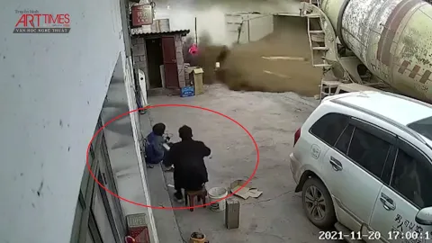 Xe tải lật nghiêng ngay trước mặt, 2 người thoát nạn trước khi bị cát vùi lấp