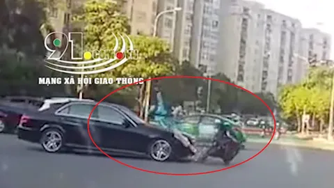 Cố tình vượt đèn đỏ bị ô tô tông trúng, nam thanh niên thoát nạn khó tin