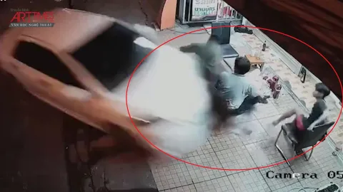 Nữ tài xế say rượu, lái xe tông trực diện 3 thanh niên đang ngồi trước nhà