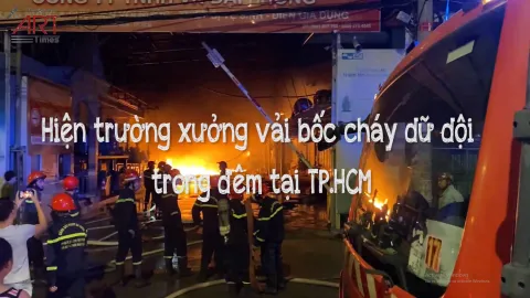 Hiện trường xưởng vải bốc cháy dữ dội trong đêm tại TP.HCM