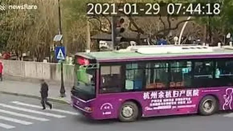 Video: Đám đông cùng nâng xe buýt cứu người đàn ông bị chèn trúng
