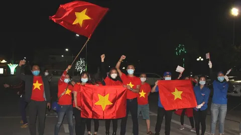 Hình ảnh người dân ở Hải Dương vui mừng trong thời khắc kết thúc cách ly xã hội